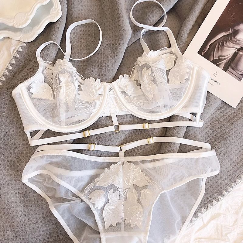 Ensemble de lingerie sexy en dentelle française.