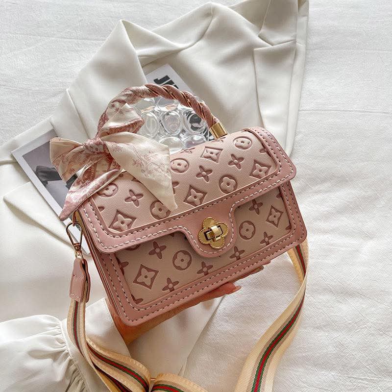 Sac à main avec motif luxe et poignée ornée d’un foulard