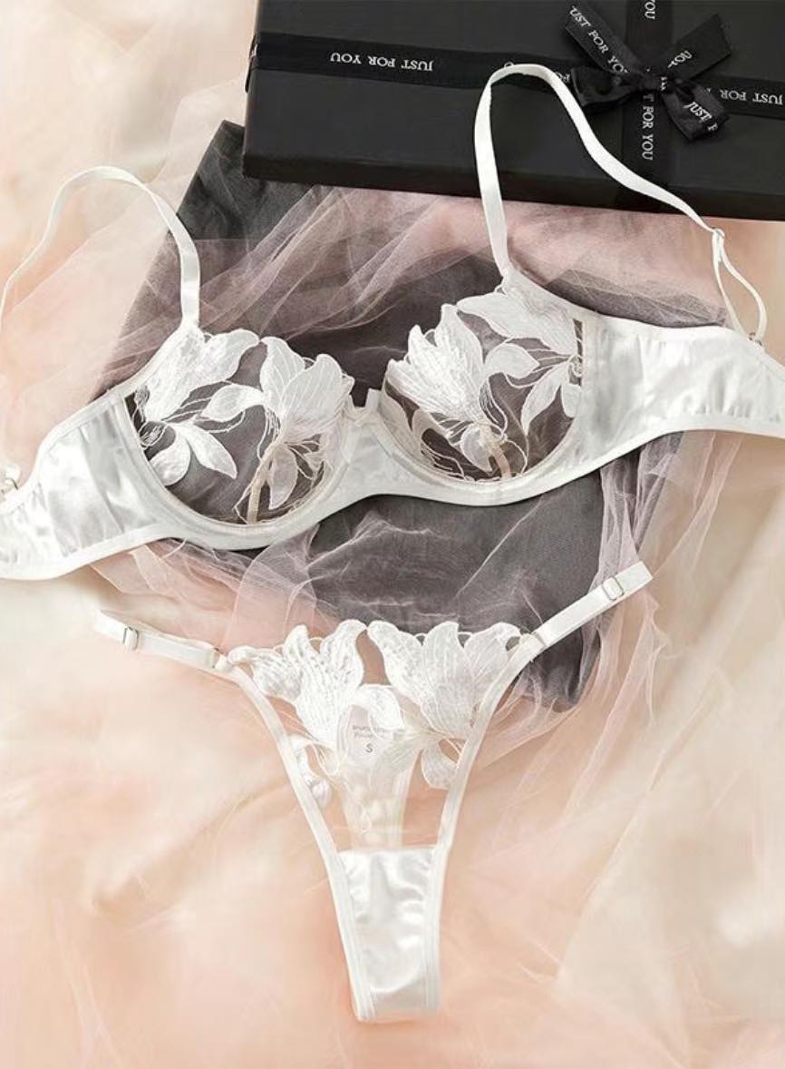 Lingerie avec broderie florale sexy