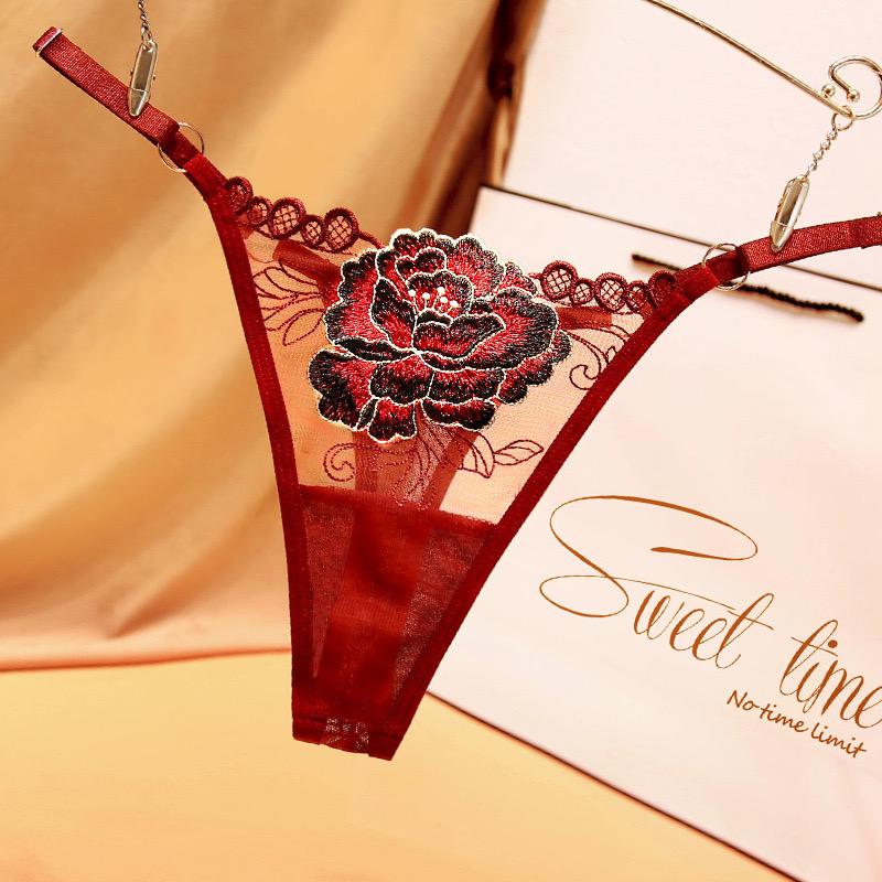 String ultra féminin