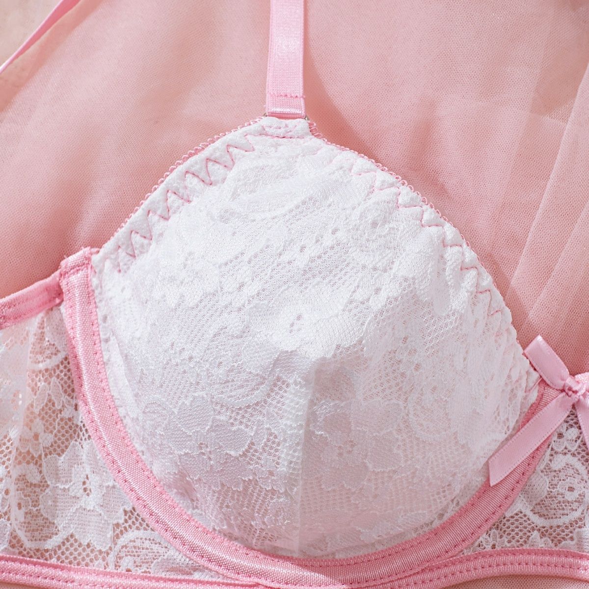Ensemble lingerie rose tendre en dentelle florale – Douce Élégance