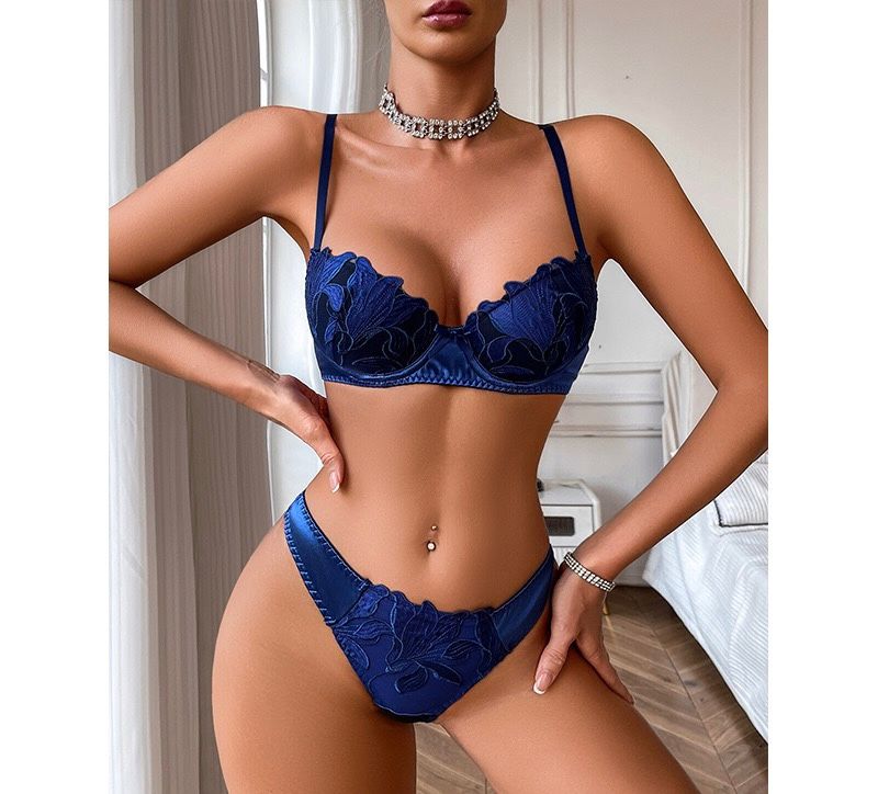 Ensemble lingerie satinée & dentelle florale – Rembourré