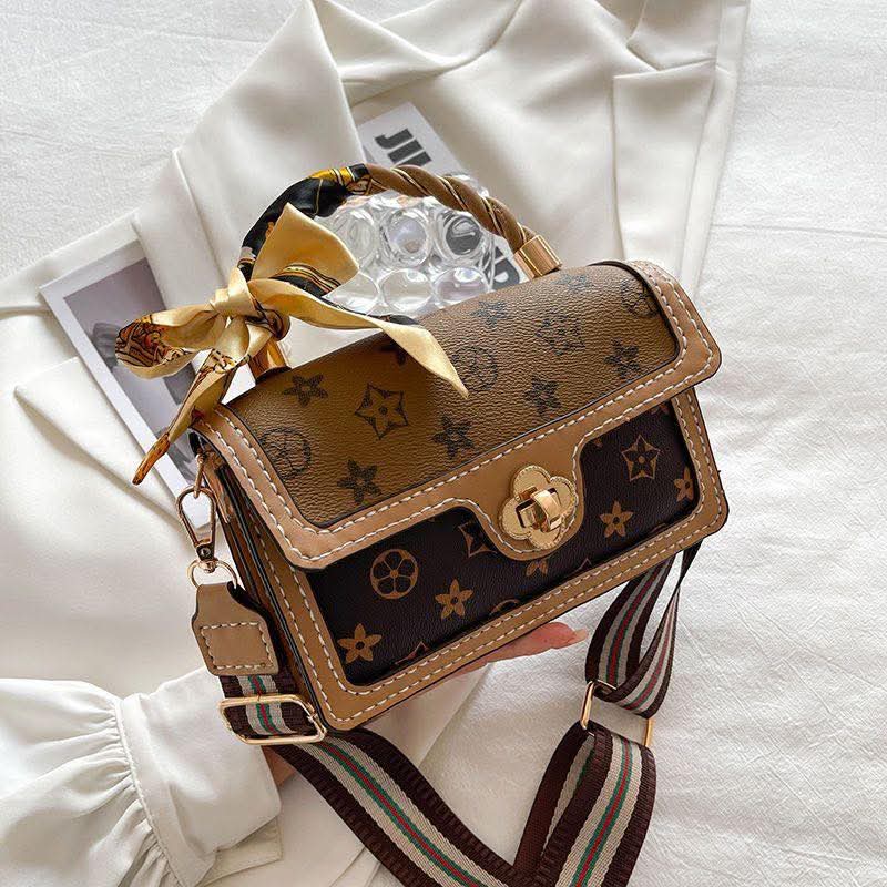 Sac à main avec motif luxe et poignée ornée d’un foulard