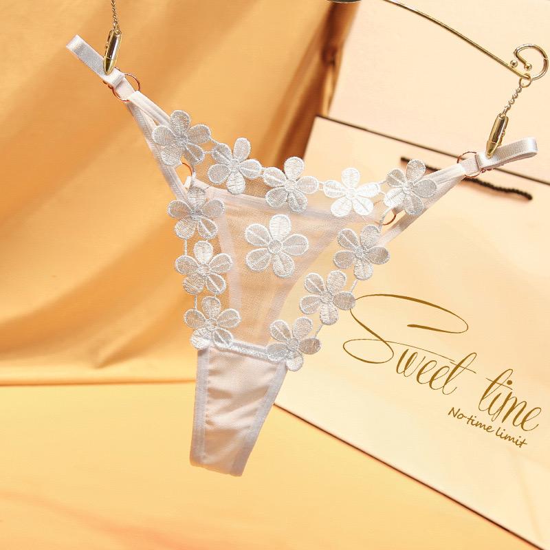 String ultra féminin