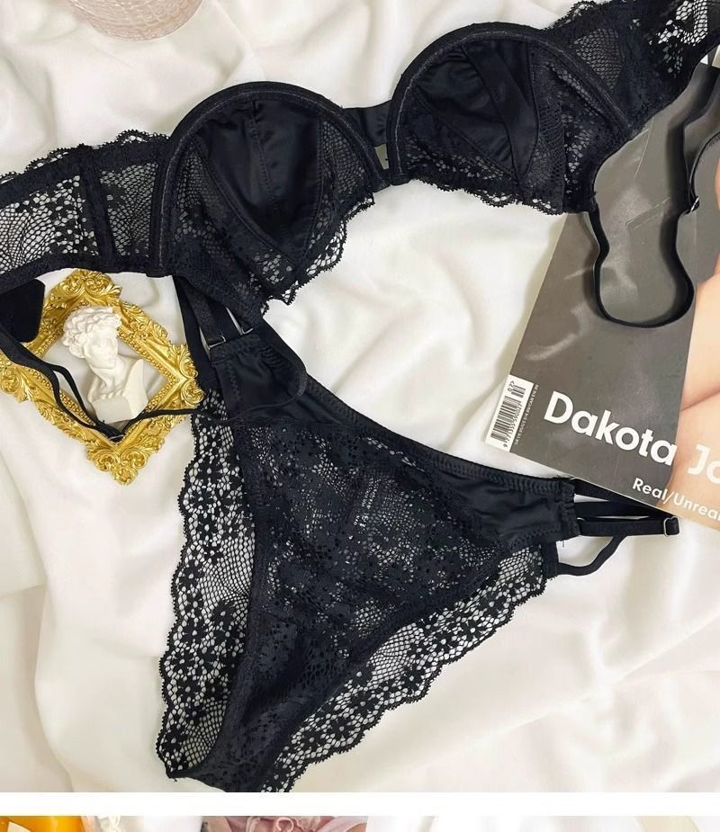 Ensemble lingerie en dentelle fine – Style rétro français