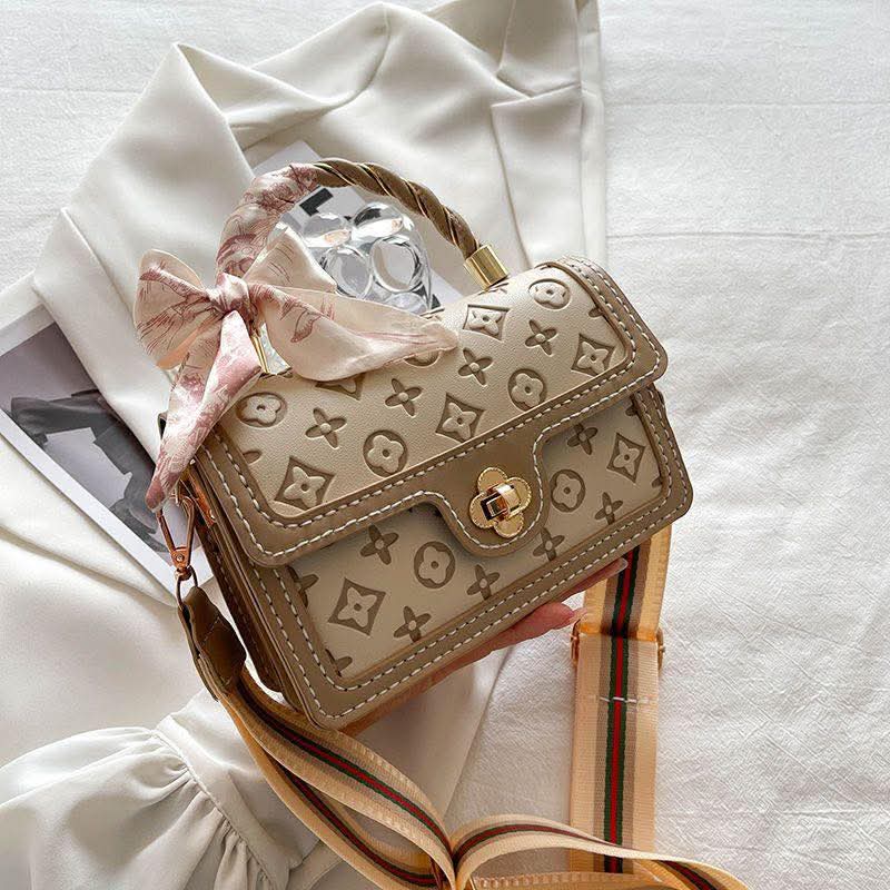 Sac à main avec motif luxe et poignée ornée d’un foulard