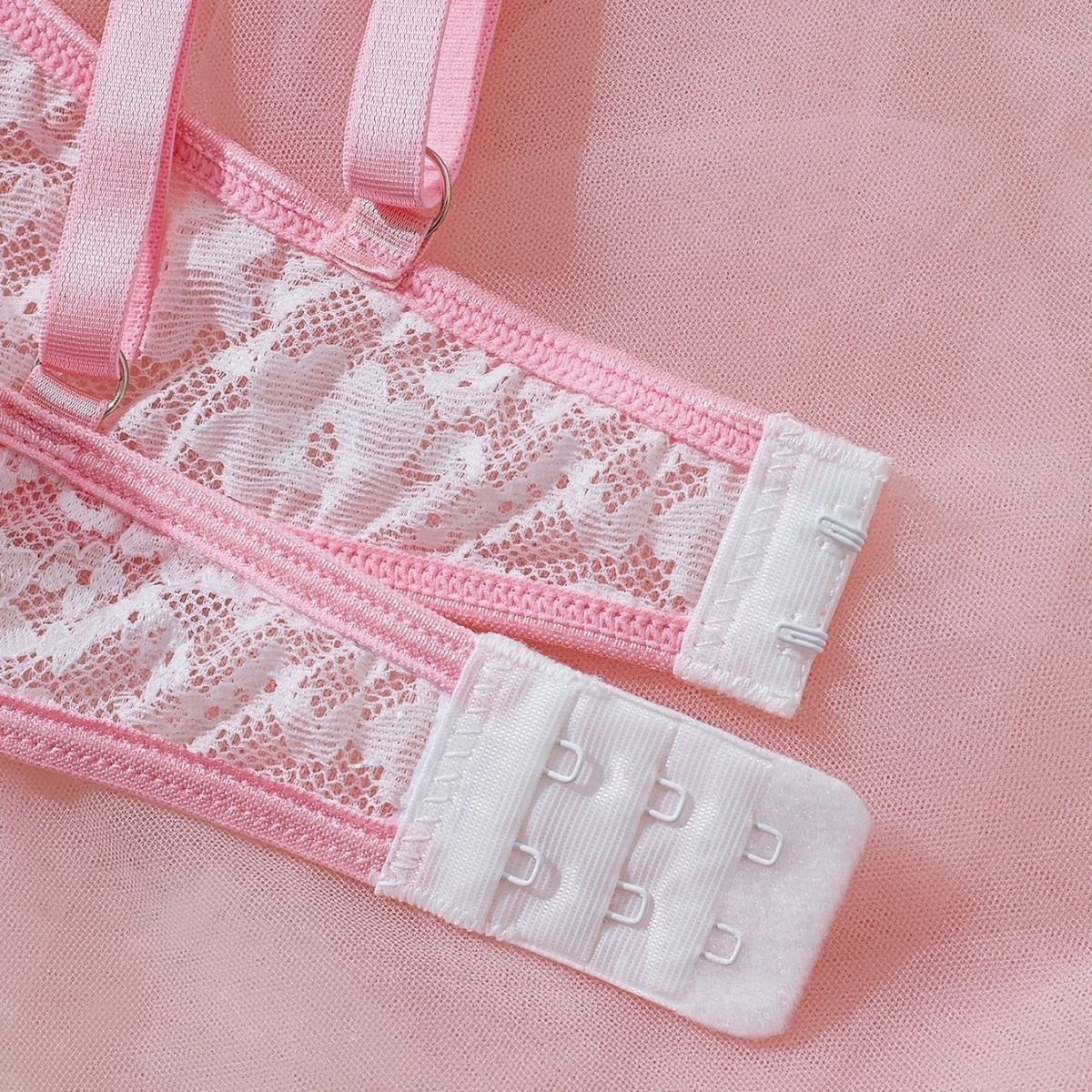 Ensemble lingerie rose tendre en dentelle florale – Douce Élégance