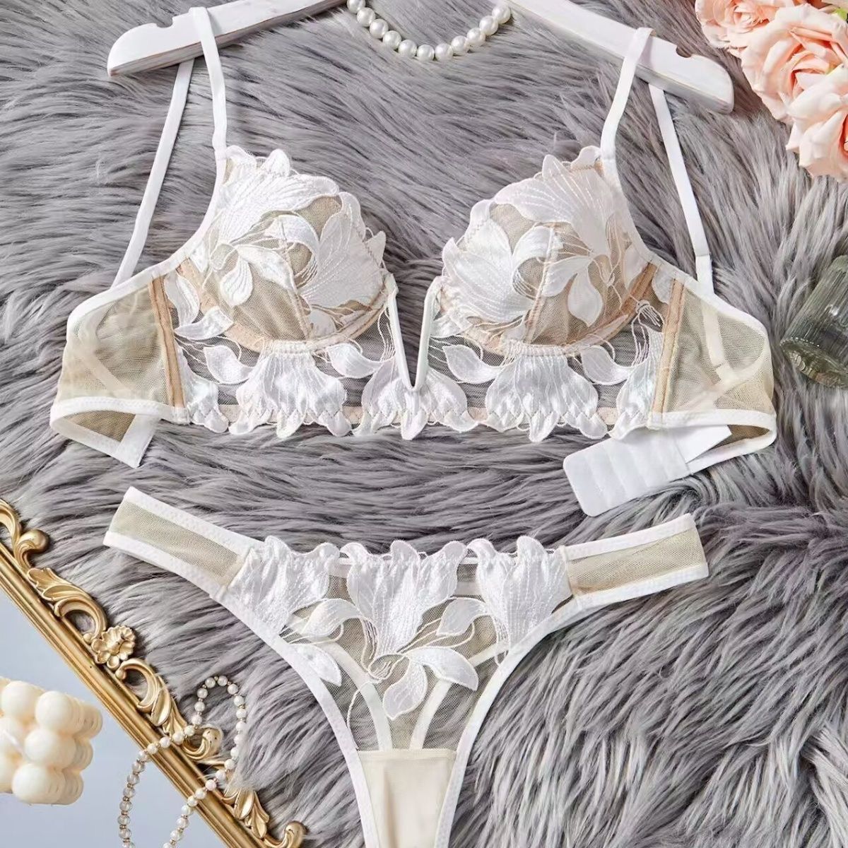 Lingerie avec broderie florale sexy