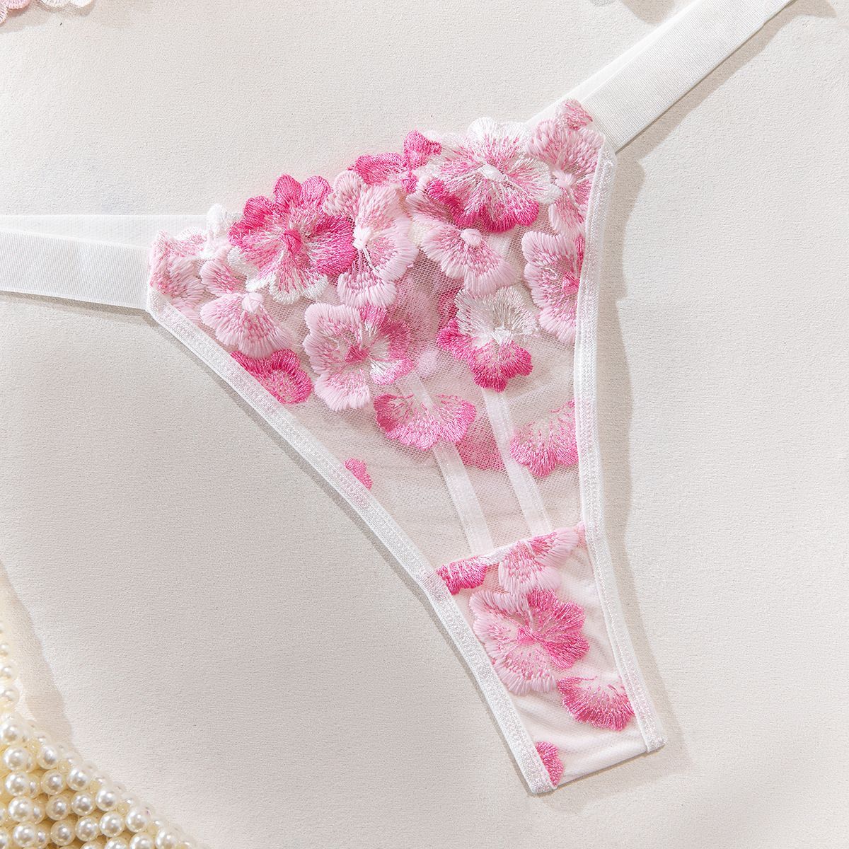 Un ensemble de lingerie en dentelle délicate avec un motif floral 💙🦋 🌸🌷