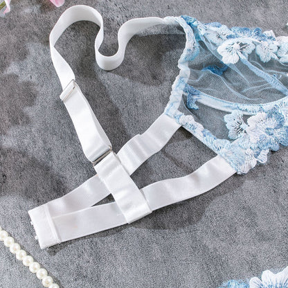 Un ensemble de lingerie en dentelle délicate avec un motif floral 💙🦋 🌸🌷