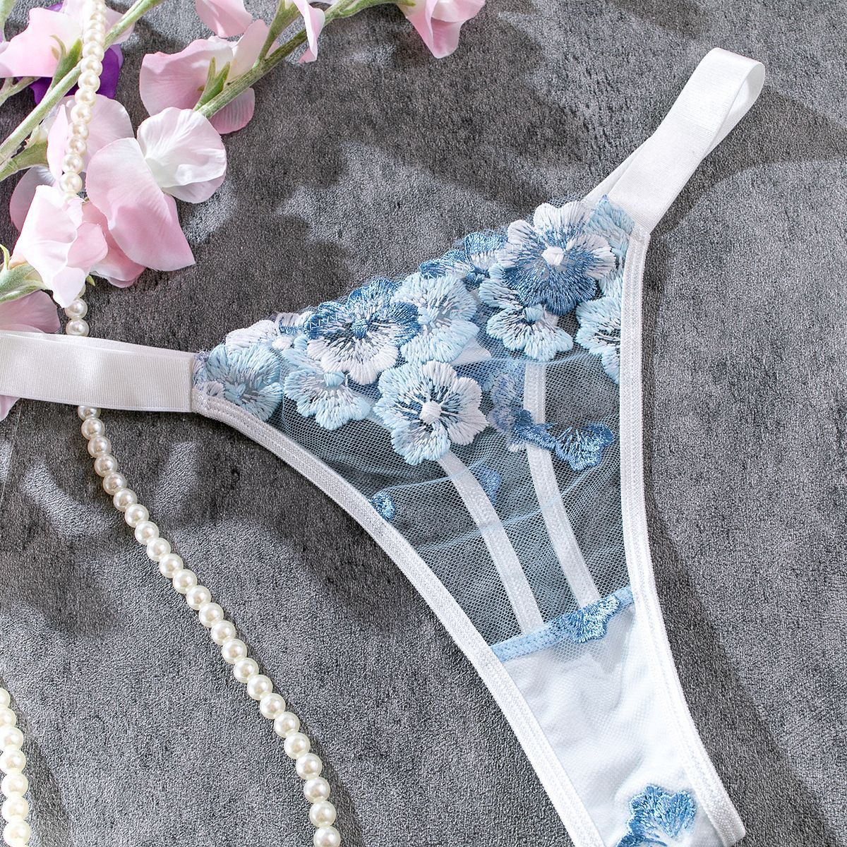 Un ensemble de lingerie en dentelle délicate avec un motif floral 💙🦋 🌸🌷