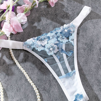 Un ensemble de lingerie en dentelle délicate avec un motif floral 💙🦋 🌸🌷